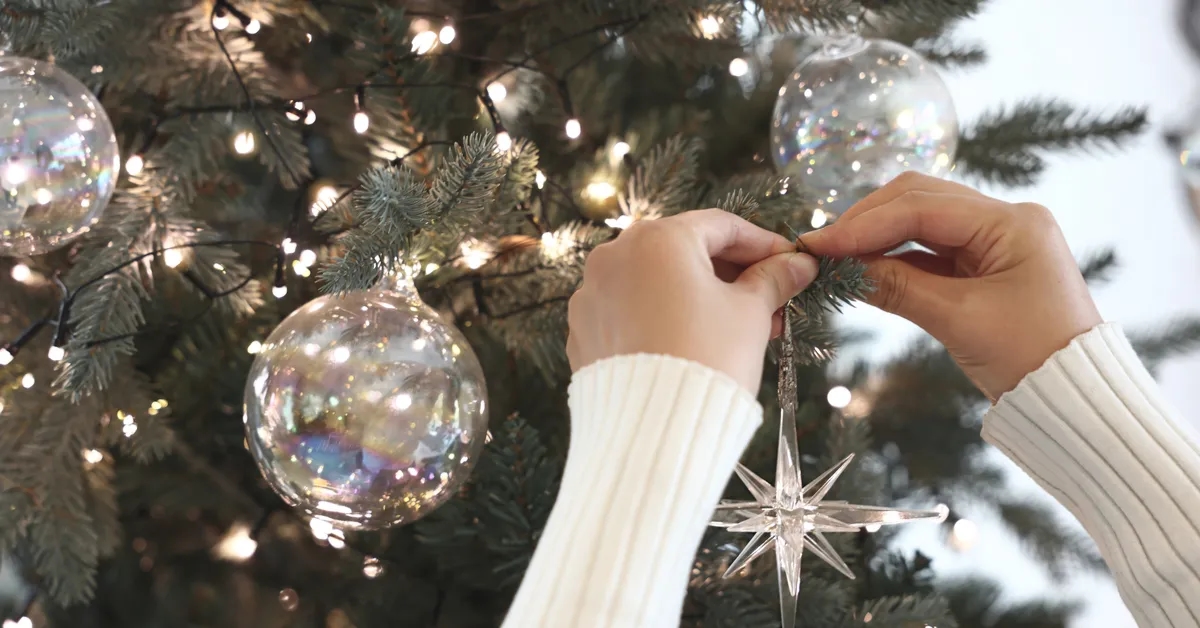 Ile prądu pobierają lampki choinkowe i jak obniżyć koszty energii?